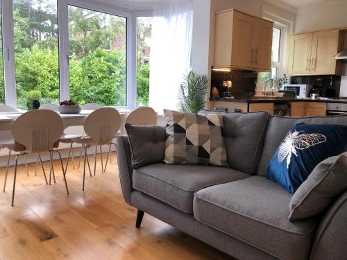 Apartmentsleeps6 balcony freep whiterabbitretreat — 4-Star Luxury Hotel in Bournemouth, United Kingdom