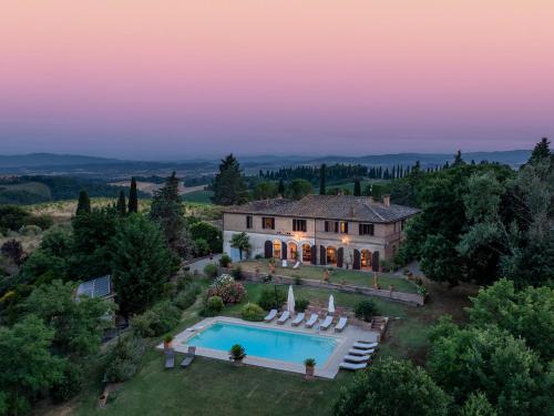 Podere Casanovina 12 Emma Villas — 4-Star Luxury Hotel in Buonconvento, Italy