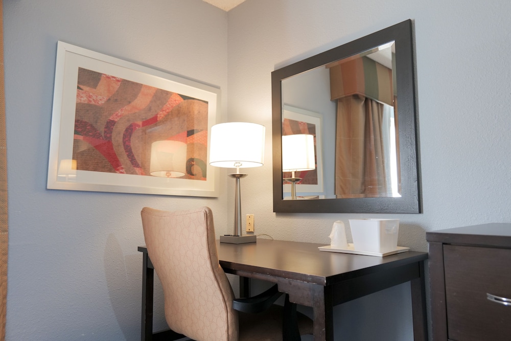 Baymont by Wyndham Flint Airport North - photo 23
