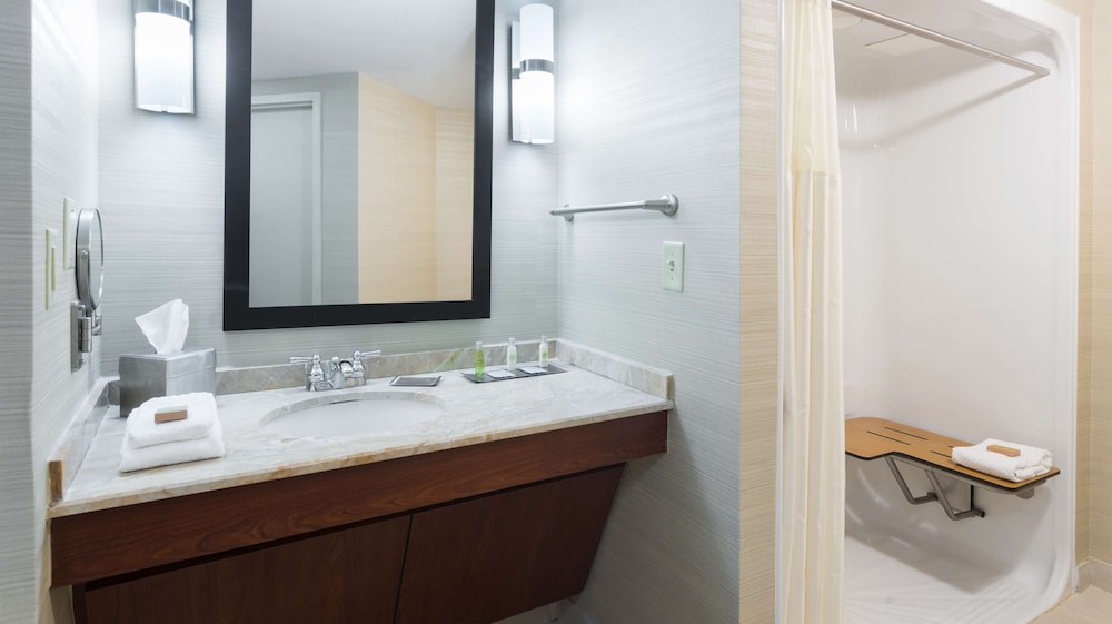 DoubleTree Suites by Hilton Hotel Cincinnati Blue Ash - photo 32