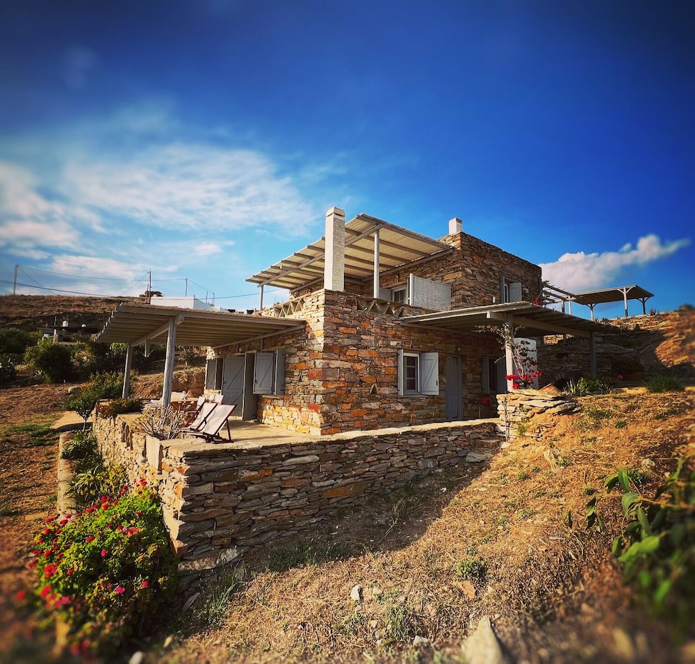 The Traditional Stone Villa — 4-Star Luxury Hotel in Kea, Greece