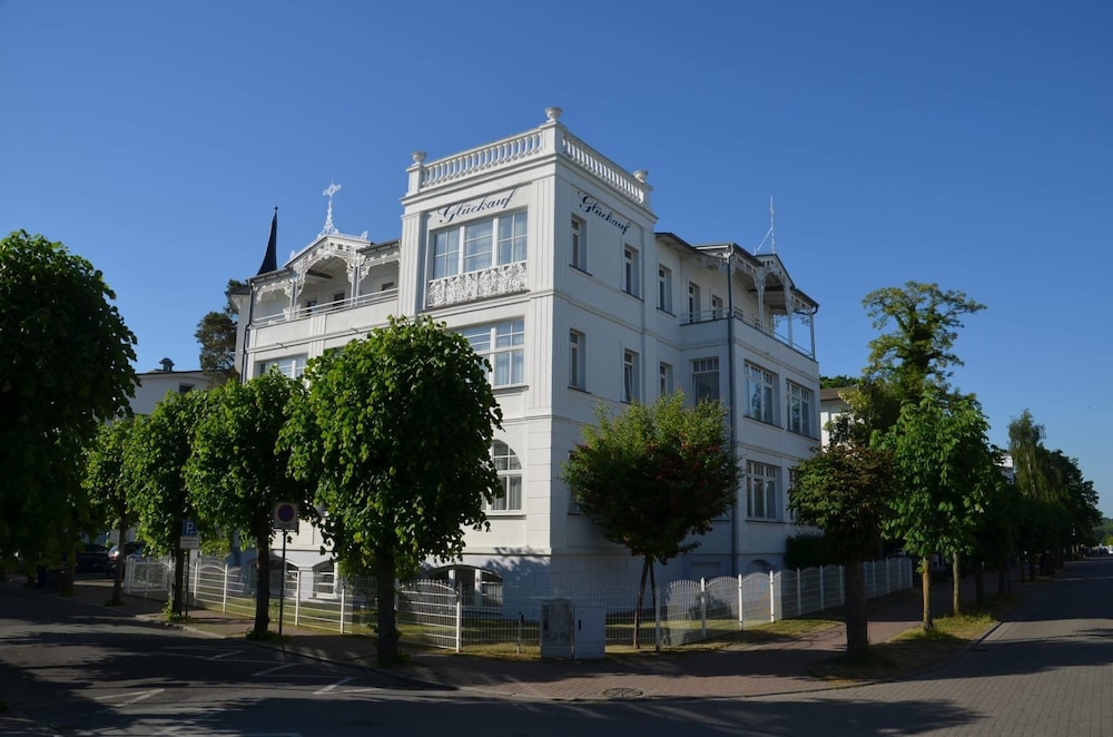 Strandvilla Glückauf — 4-Star Luxury Hotel in Ostseebad Binz, Germany