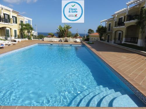Apartamento T1 com vista mar perto da Praia N.ª Sra. da Rocha — 4-Star Luxury Hotel in Porches, Portugal