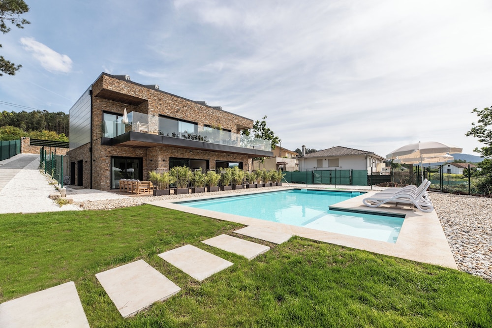 Nova Aguieira Apartments Acceso directo playa — 4-Star Luxury Hotel in Porto Do Son, Spain