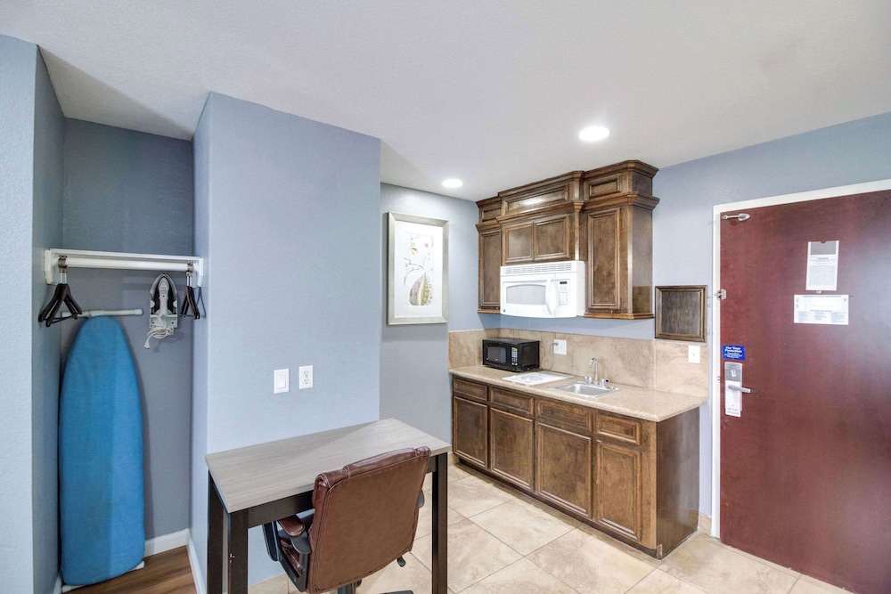 Rodeway Inn & Suites Port Arthur Groves - photo 19