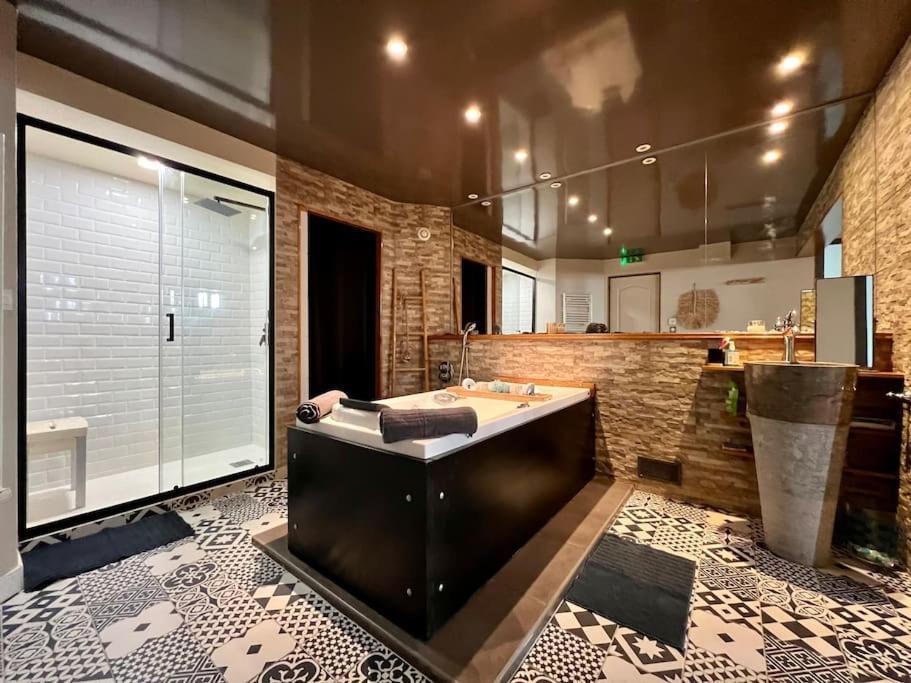 Relaxed appartment — 4-Star Luxury Hotel in Melun, France