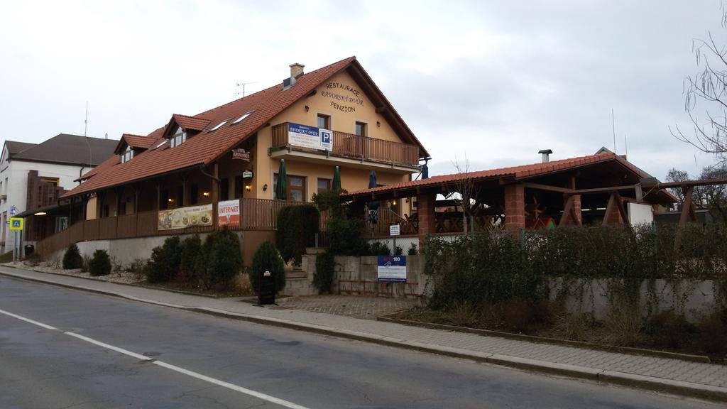 Restaurace penzion Bavorský dvůr — hotel in Sezemice