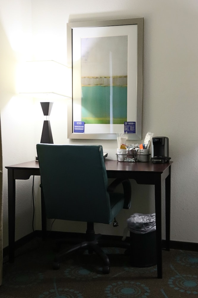 Hampton Inn Fayetteville - photo 12