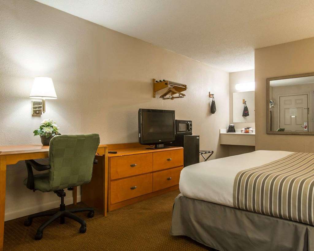 Econo Lodge Inn & Suites Columbus near Fort Benning - photo 18