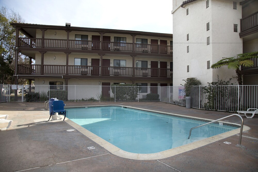 E Z 8 Motel South Bay - photo 25