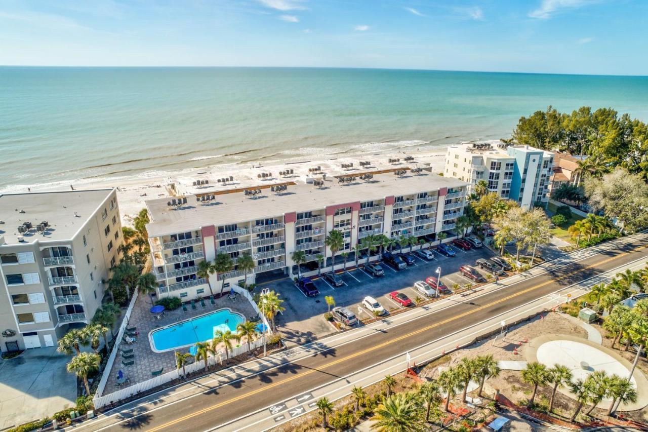 Escape to Beach Oasis New Management Updated Beachside Condo with Heated Pool — 4-Star Luxury Hotel in Indian Shores, United States