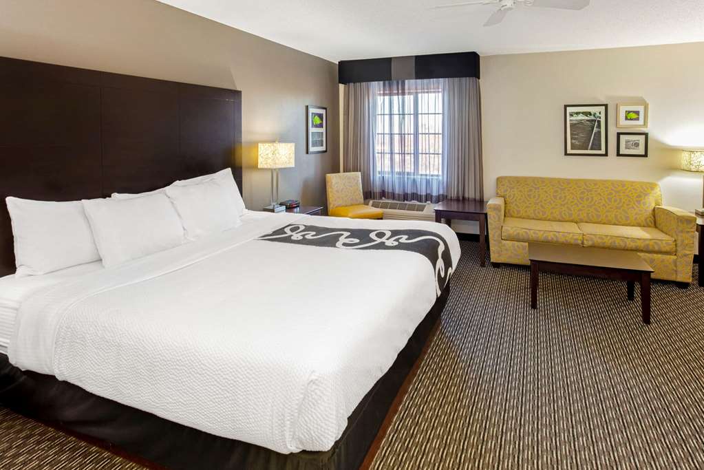 La Quinta Inn & Suites by Wyndham Milwaukee Delafield - photo 24