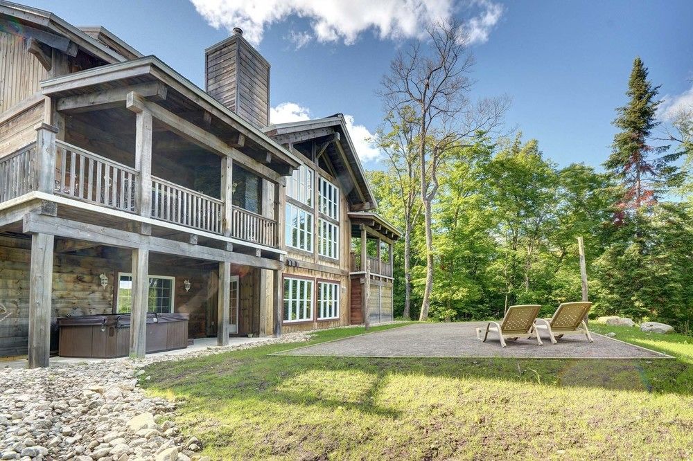 Chalet Azure — 4-Star Luxury Hotel in Labelle, Canada
