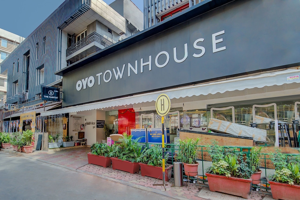 OYO Townhouse 71 Khar West Station