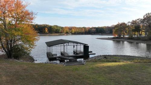 Lakefront Private Dock Fishing & Swimming — 4-Star Luxury Hotel in Cadiz, United States