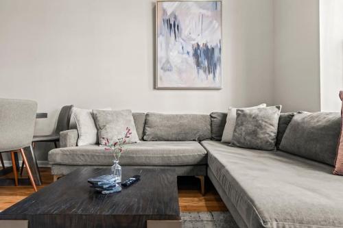 Beautiful 1BD With Balcony Hosted By StayRafa 2F — 4-Star Luxury Hotel in Philadelphia, United States