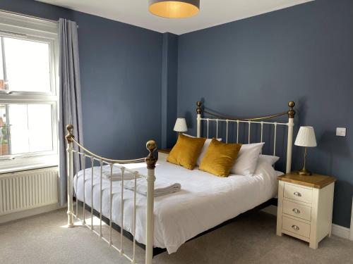 Coast House Cromer Sleeps 15 hot tub sea views — 4-Star Luxury Hotel in Cromer, United Kingdom