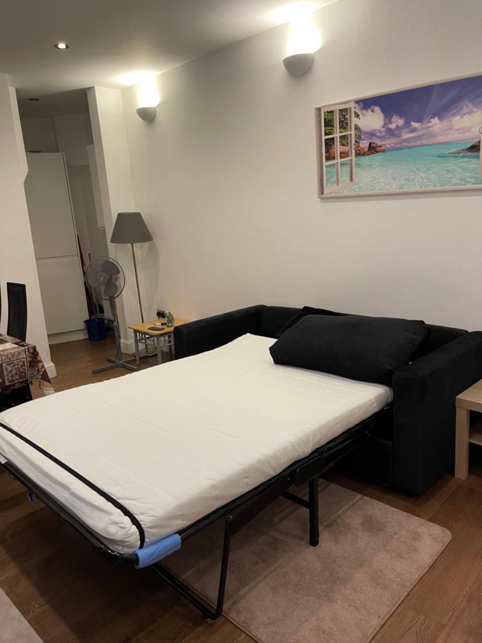 Spacious 2 Bed 2 Bath Free Parking for 4 Cars Or 2 Large Vans 5 Min Walk To Clapham South Zone 2 Metro Balham Sleeps 10 — 4-Star Luxury Hotel in London, United Kingdom