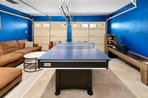 Pet Friendly Q2 & Domain King Bed Pool Table — Austin — photo 4