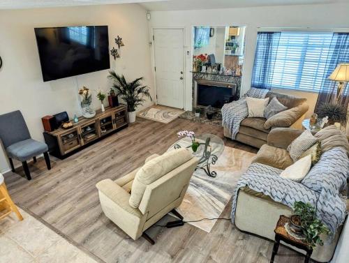 5 Minutes to South Bay Beaches Private 2 bedroom 2 bath 2 level home with patio Excellent value — 4-Star Luxury Hotel in Torrance, United States