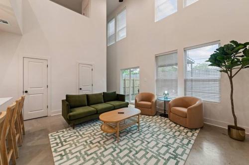 Lagniappe House Cajun Country Gem King Bed — 4-Star Luxury Hotel in Lafayette, United States
