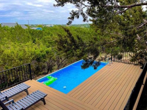 The Outlook Spa and deck views of Hill Country — hotel in Dripping Springs