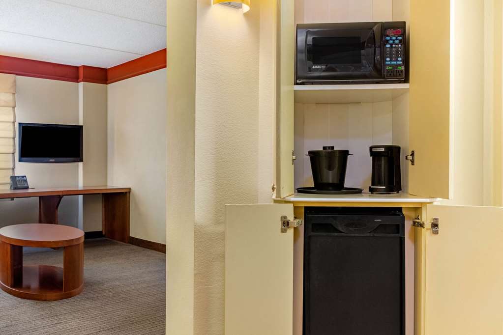 La Quinta Inn & Suites by Wyndham Raleigh Durham Southpoint - photo 49