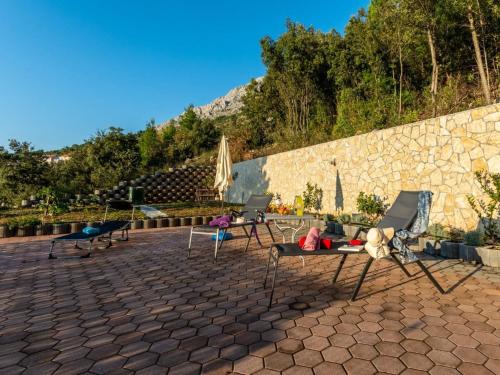 Apartments Palma Two Bedroom Apartment with Balcony and Sea View Veliki — 4-Star Luxury Hotel in Omis, Croatia