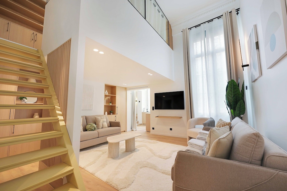 Elegant Apartment With 2 Rooms — 4-Star Luxury Hotel in Paris, France