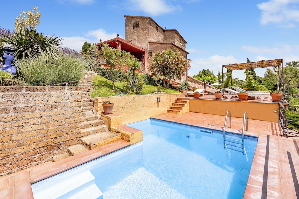 Torre Del Melograno With Heated Pool — 4-Star Luxury Hotel in Castiglione In Teverina, Italy