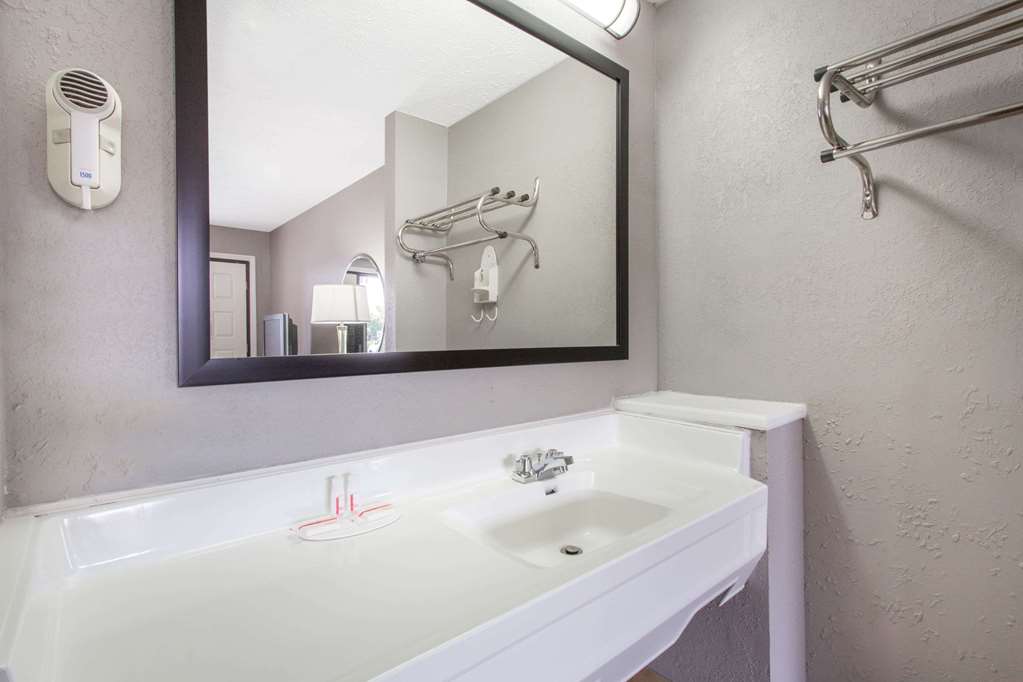 Super 8 by Wyndham Wytheville - photo 8