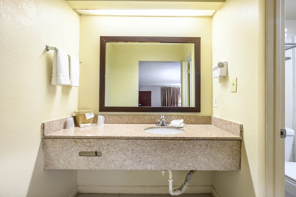 Red Roof Inn Sylacauga - photo 25