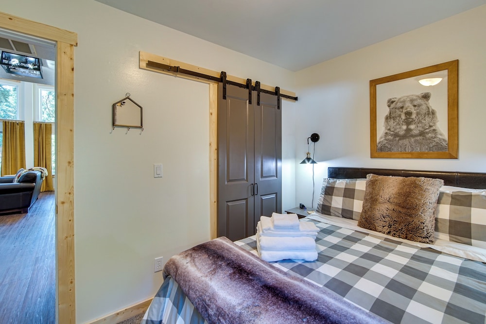 Unwind in Cle Elum Hot Tub and Cozy Fireplace in Cle Elum, United States