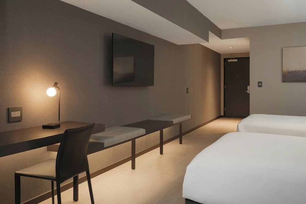Holiday Inn & Suites Asheville Biltmore Village Area - photo 44