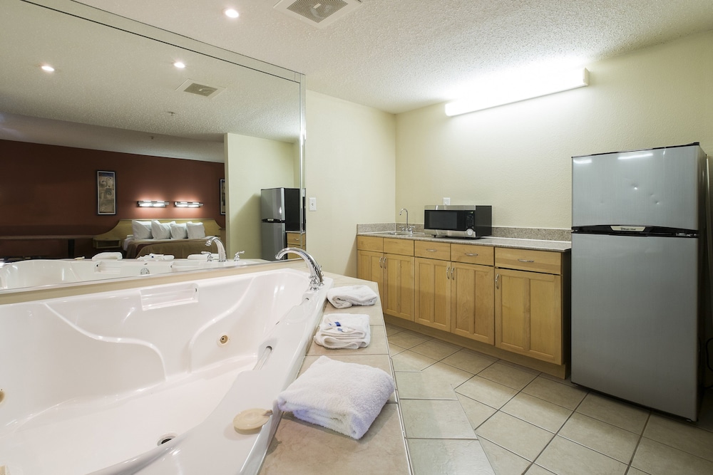 Red Roof Inn & Suites Philadelphia Bellmawr - photo 15