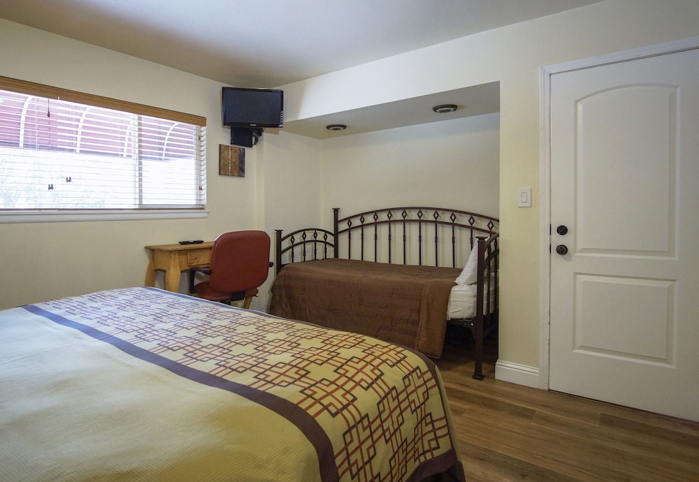 Charm Motel & Suites - photo 43