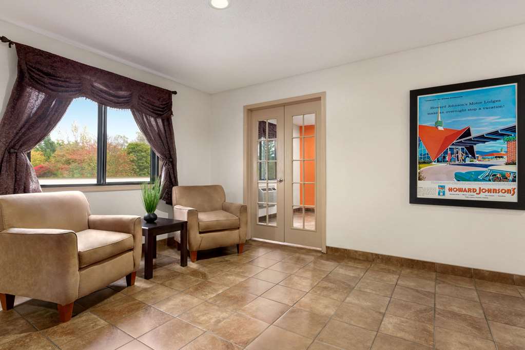Howard Johnson by Wyndham Waterloo Cedar Falls - photo 6