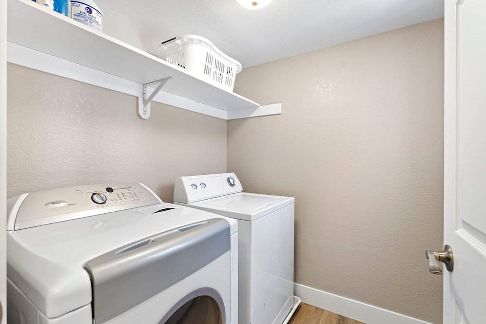 Elegant 4BD Reno Abode Close to Shops and Casinos - photo 43