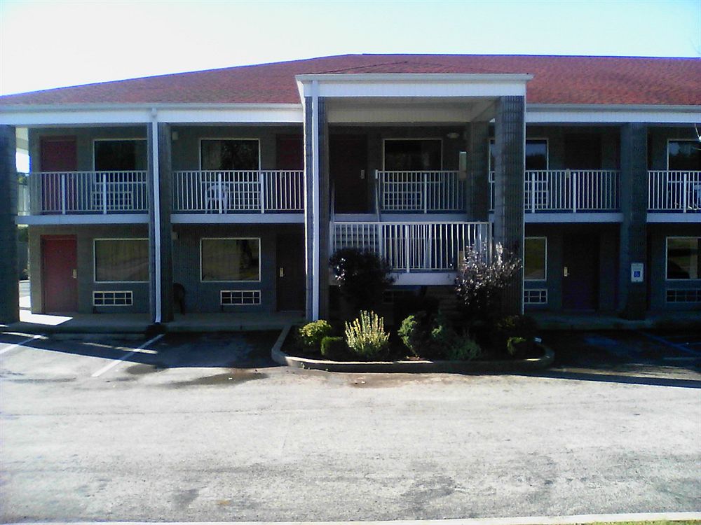 Campton Parkway Inn - photo 46