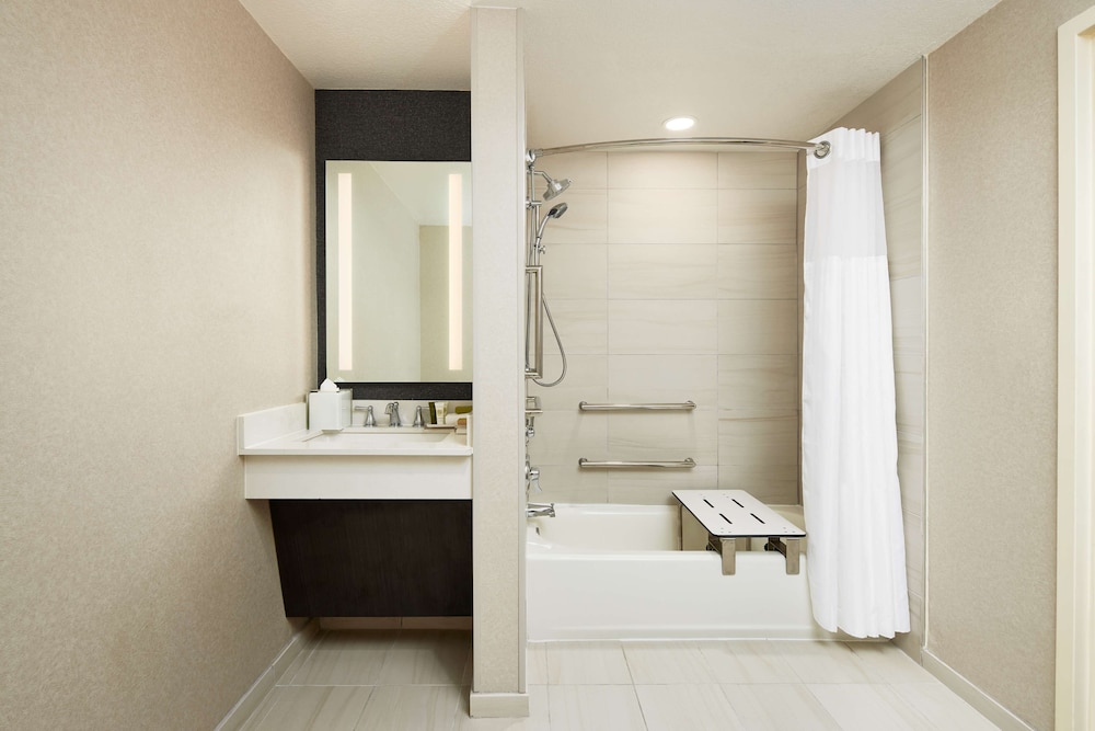 Hilton Charlotte Airport - photo 33