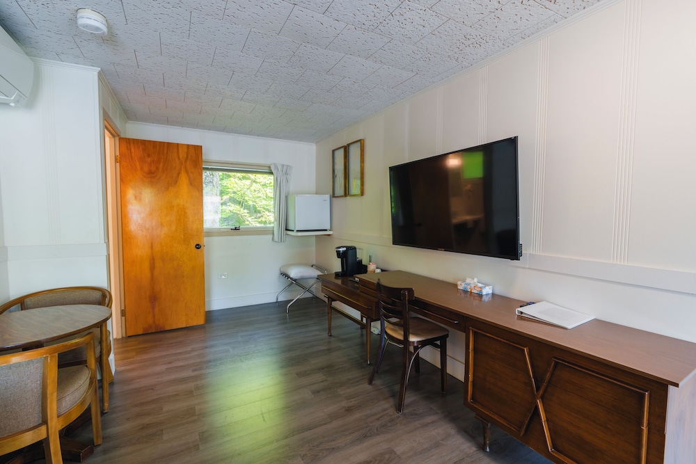 Mount Coolidge Motel - photo 32
