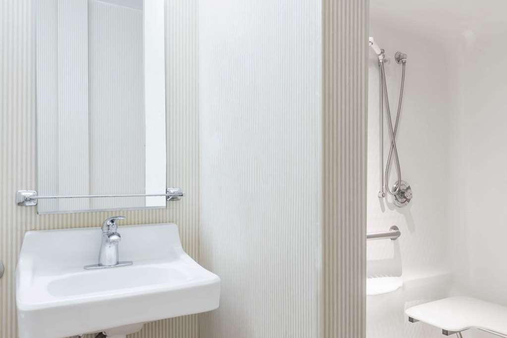 Microtel Inn & Suites by Wyndham Uncasville Casino Area - photo 4