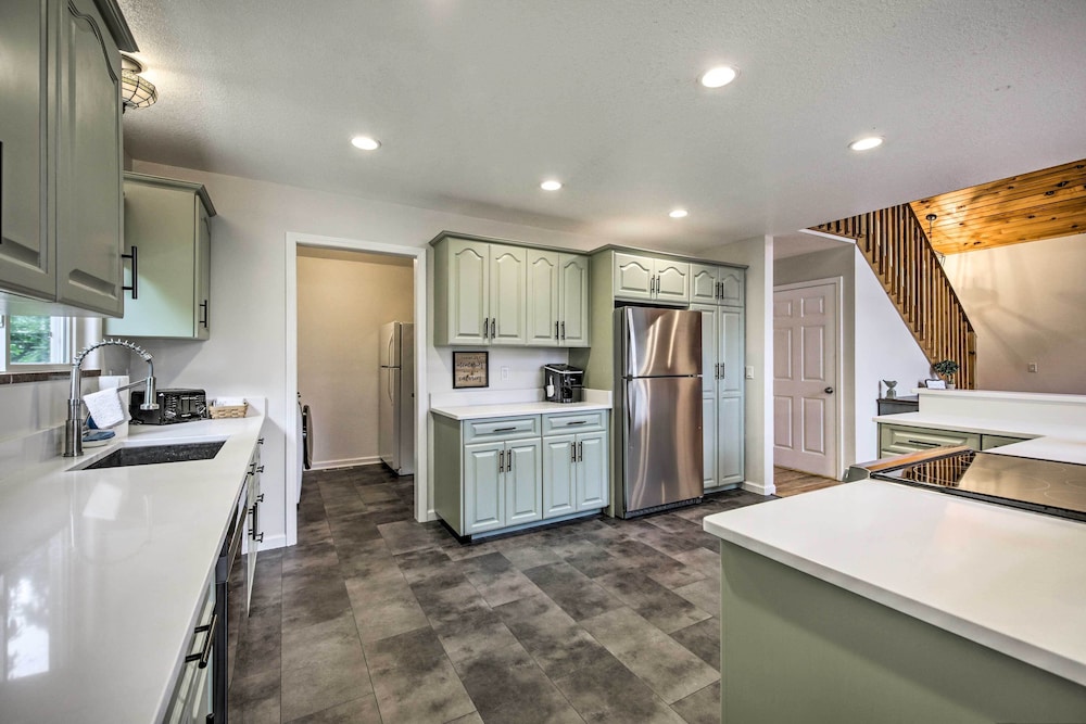 Huge Blairsville Cabin Game Room And Mtn View — 4-Star Luxury Hotel in Blairsville, United States