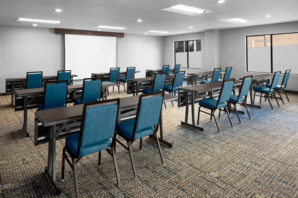 Hampton Inn Phoenix Biltmore - photo 33