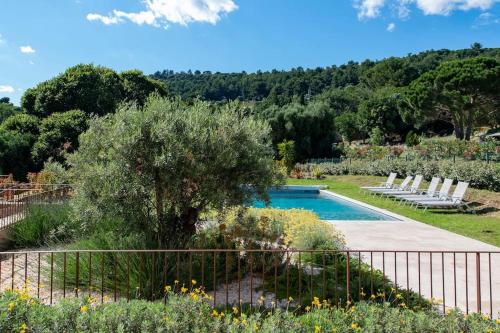 Villa les Tarentes : pool and sea view — 4-Star Luxury Hotel in Ollioules, France