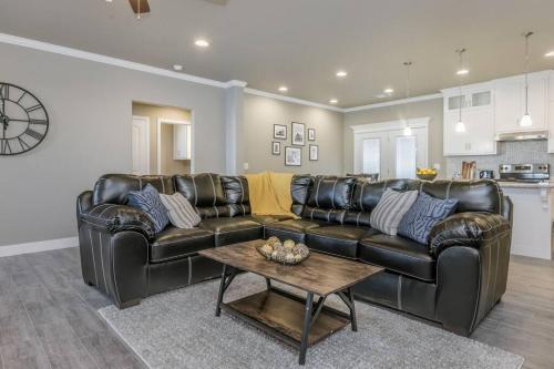 Beautifully Decorated New Home King Bed Washer Dryer & Fully Stocked Kitchen — 4-Star Luxury Hotel in Canyon, United States