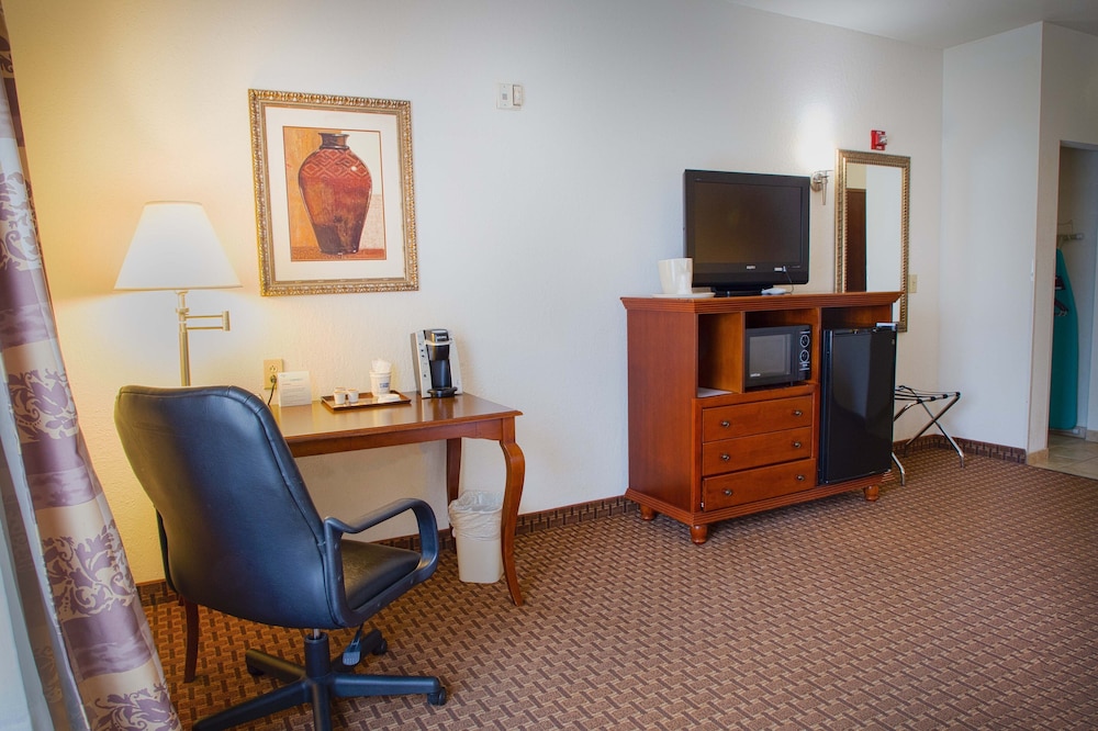 Holiday Inn Express & Suites Center by IHG - photo 13