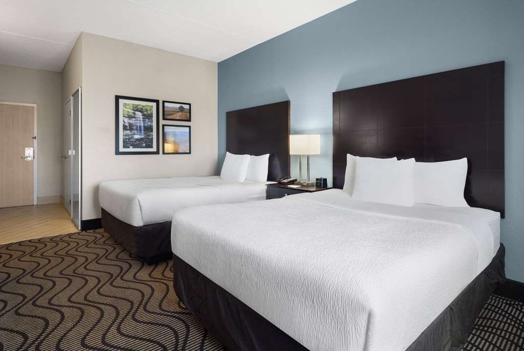 La Quinta Inn & Suites by Wyndham Knoxville Airport - photo 11