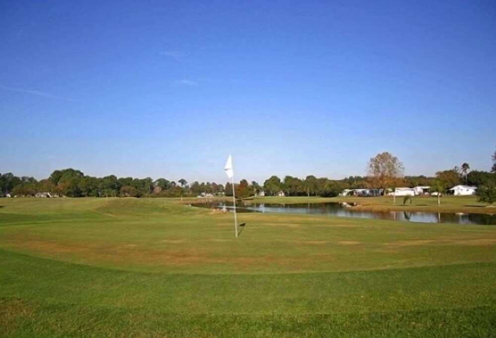 Clerbrook Golf & RV Resort Caravan Park in Clermont, United States