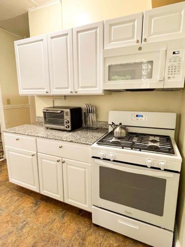1st Base Apt 1 All Star Baseball Rentals — Oneonta — photo 4